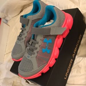 Under Armour girls shoes size 3Y NWT